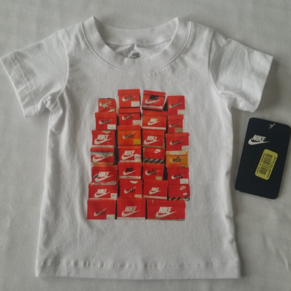 Nike t-shirt size 12m